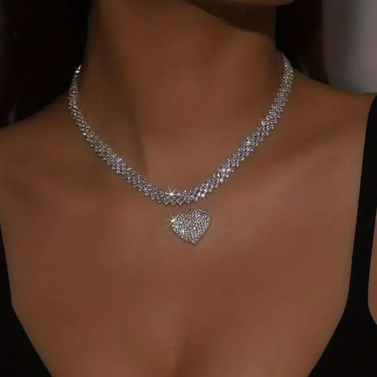 Clavicle Chain with Heart Pendant in Inlaid Diamonds -
